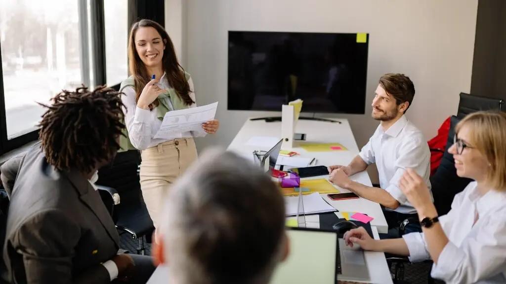 Por qué la comunicación es importante <b>para</b> el liderazgo? - SNHU