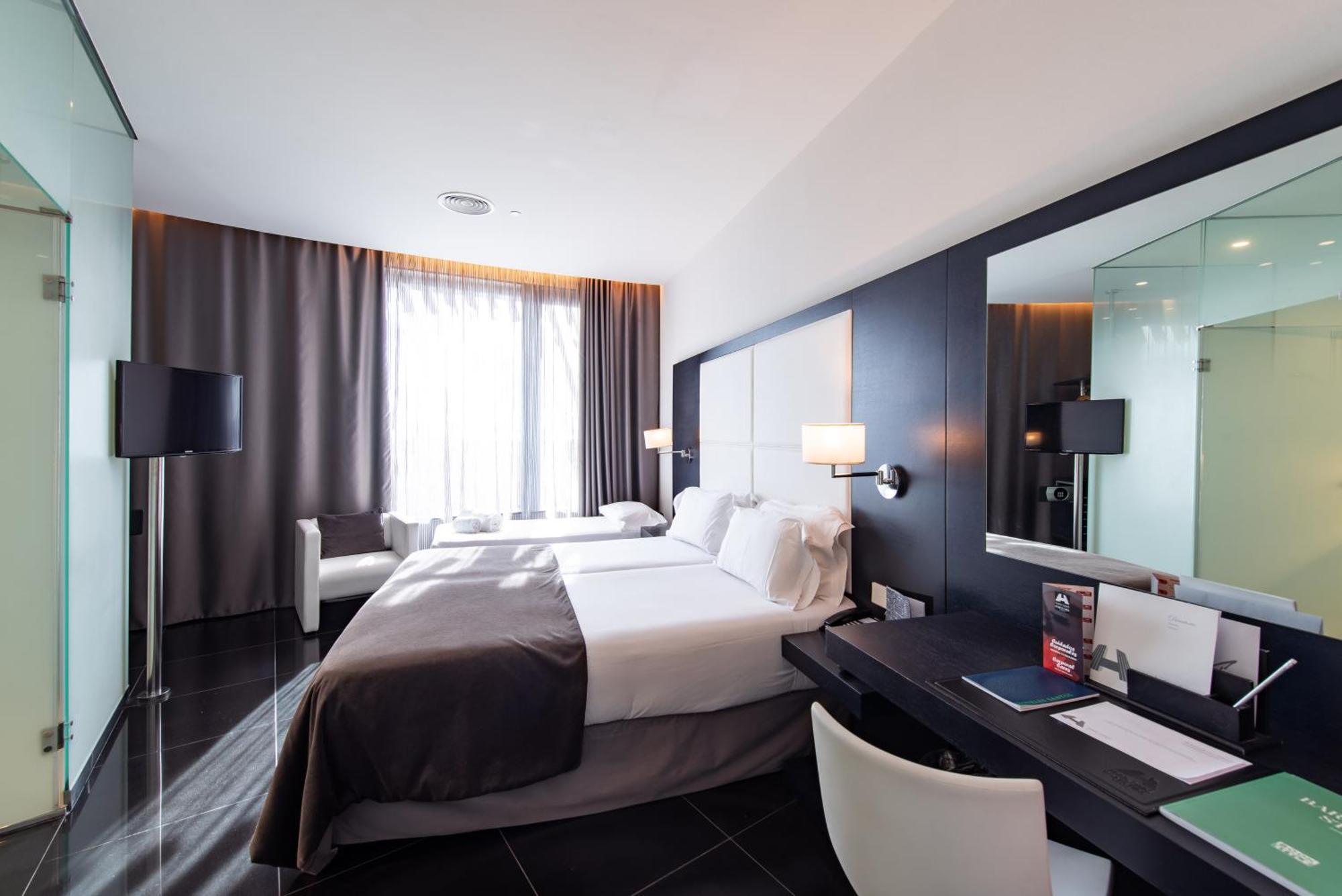 Tweepersoonskamer met 2 Aparte Bedden en een Extra Bed
