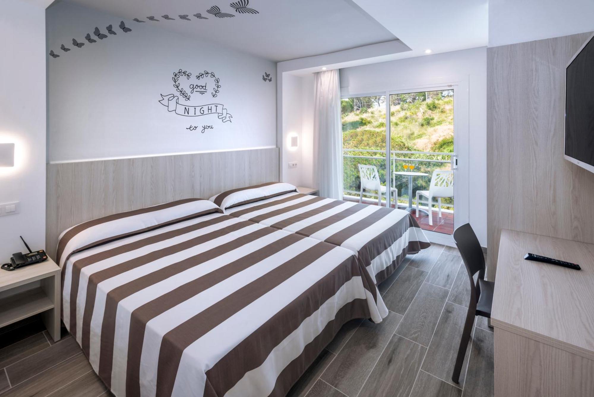 Dreibettzimmer mit Poolblick