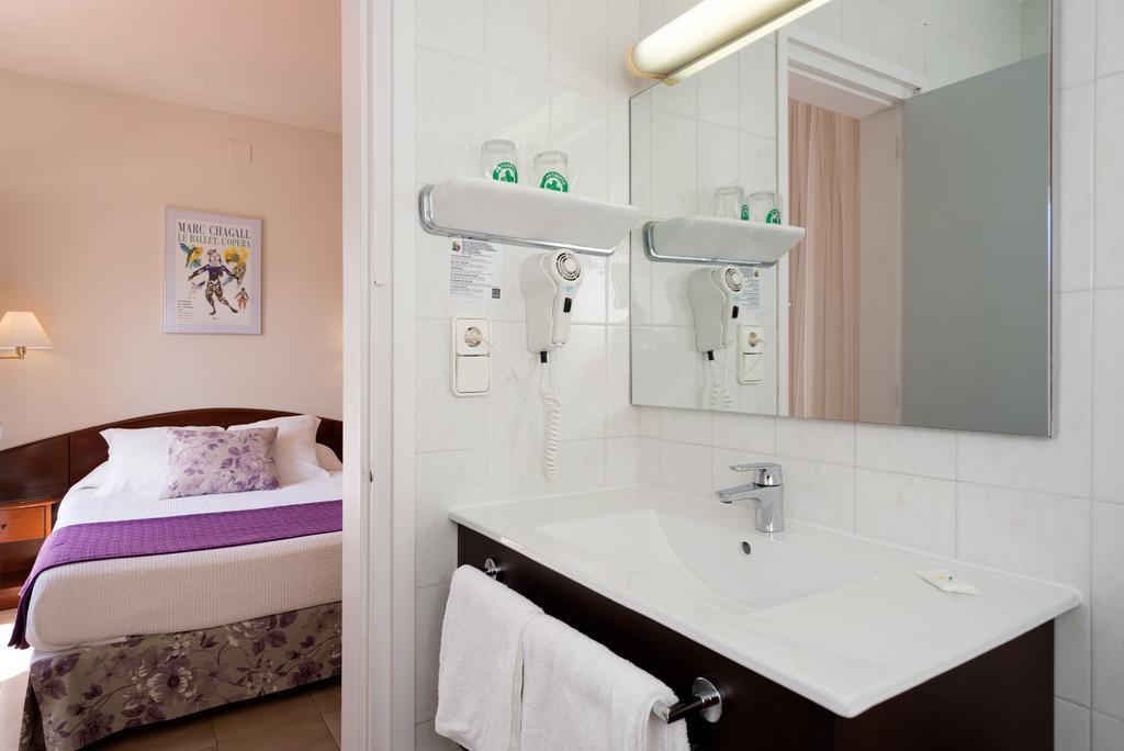 Double or Twin Room with Sea View