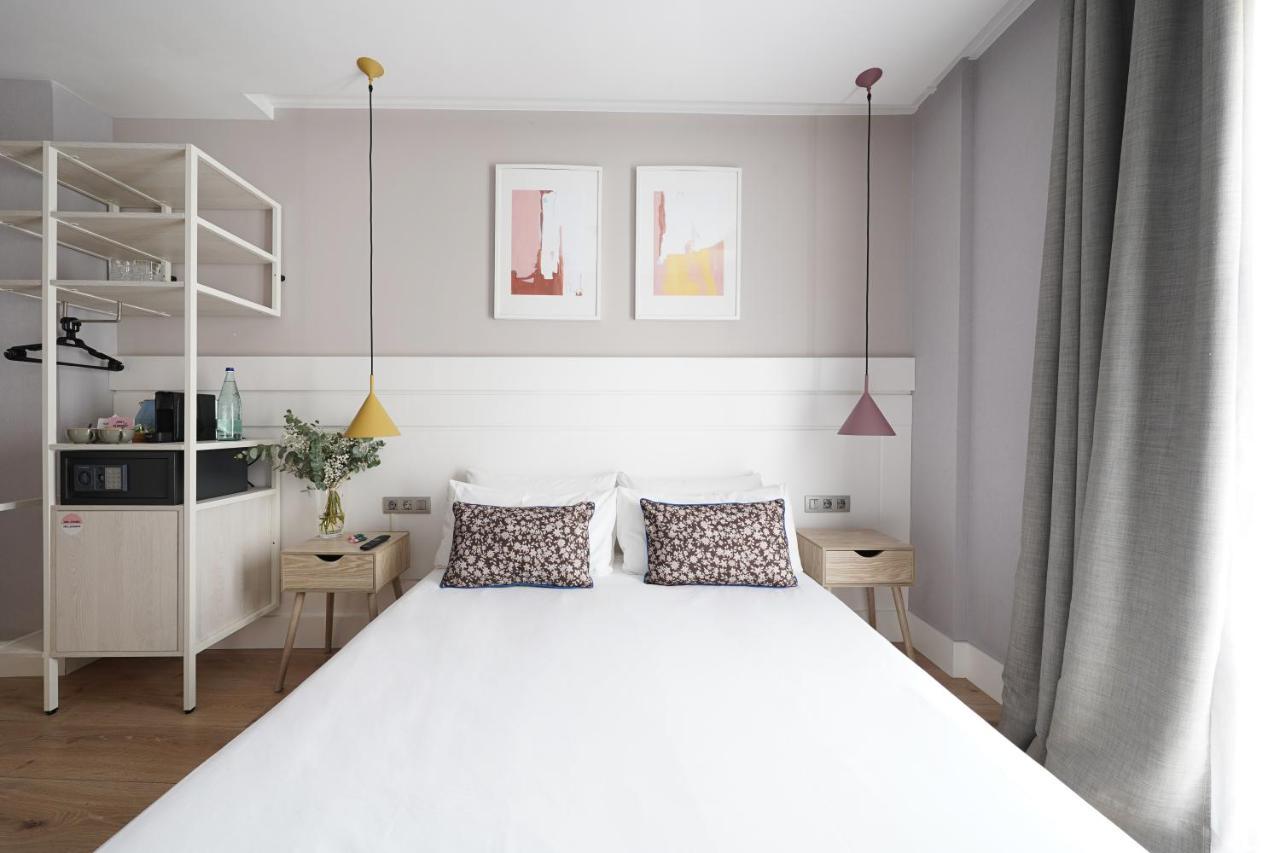 Small Room with Balcony,1317340696:JPEG