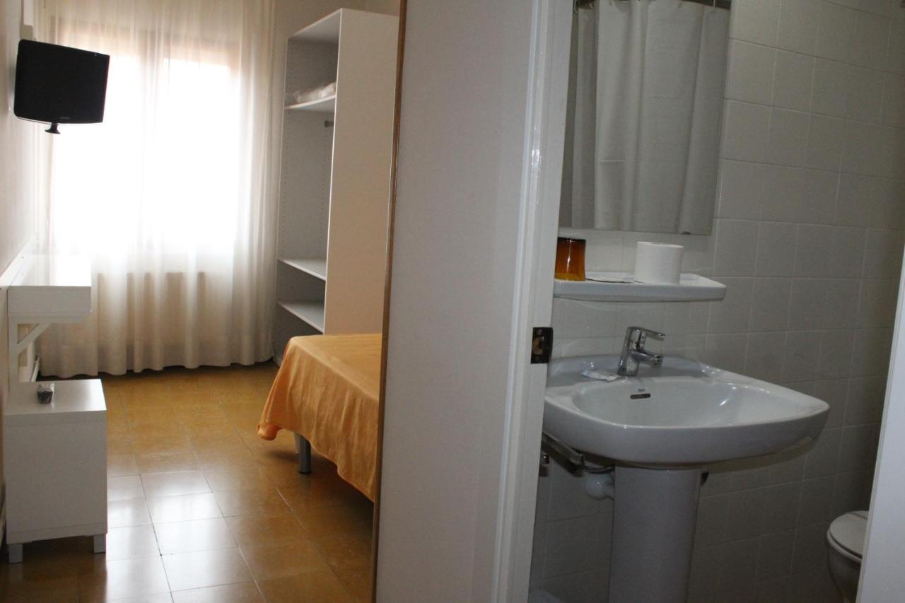 Single Room,664270737:JPEG