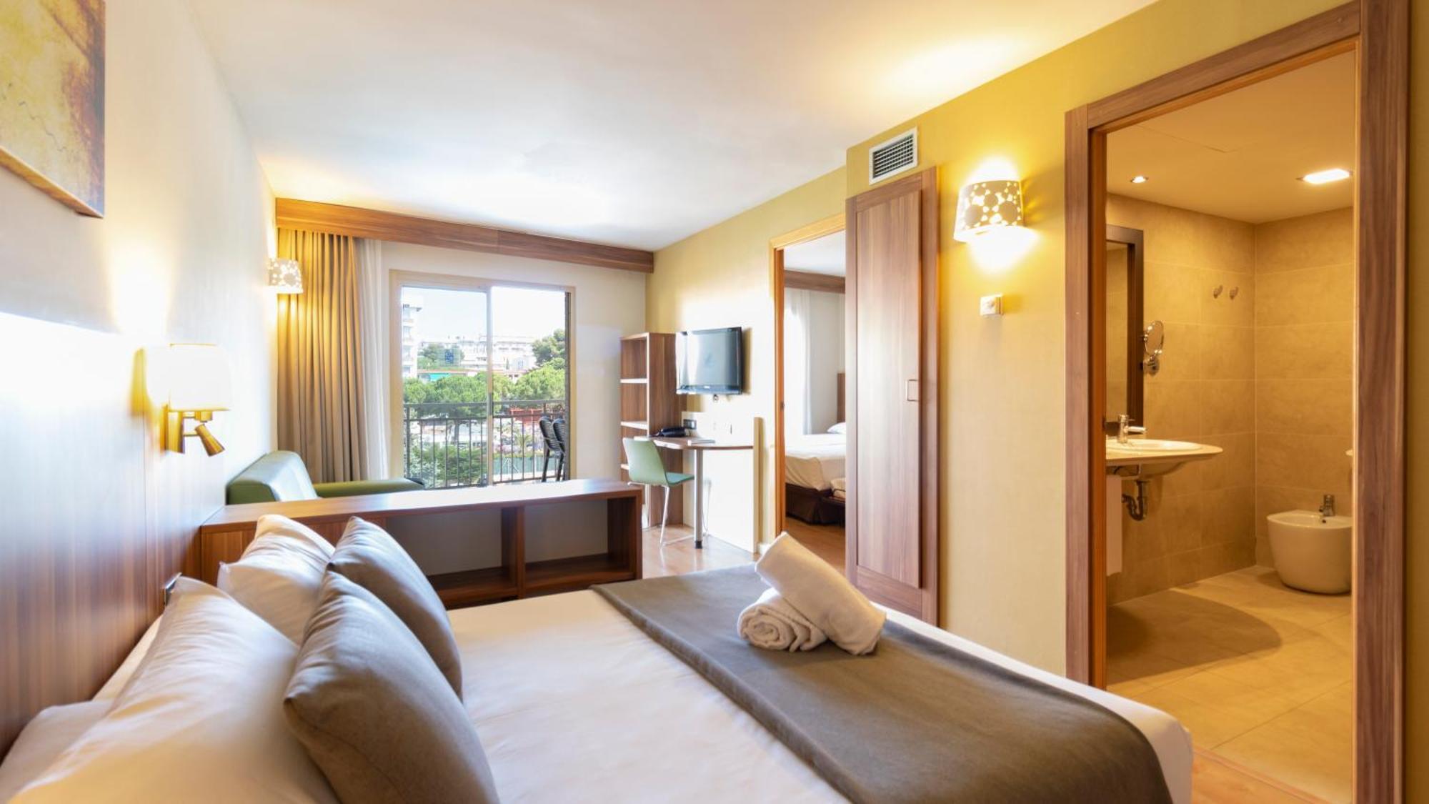 Family Suite with Pool View (2 Adults),1284791494:JPEG
