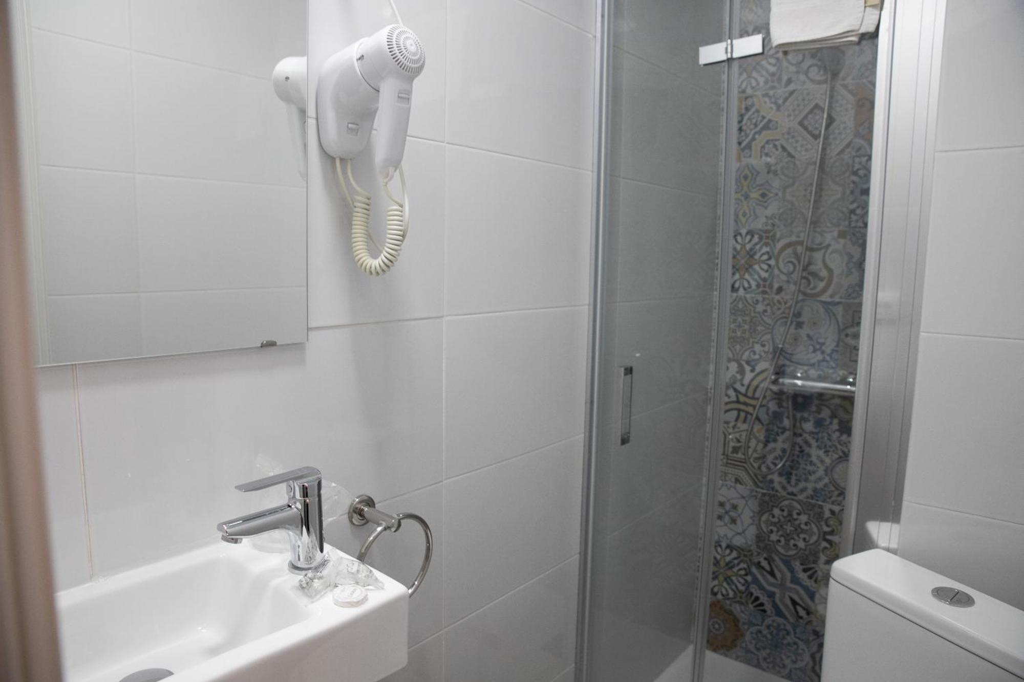 Single Room with Private Bathroom,1558560070:JPEG