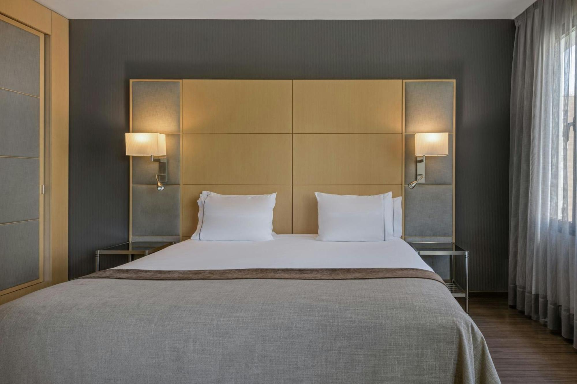 Standard King Room with Street View,1643136304:JPEG
