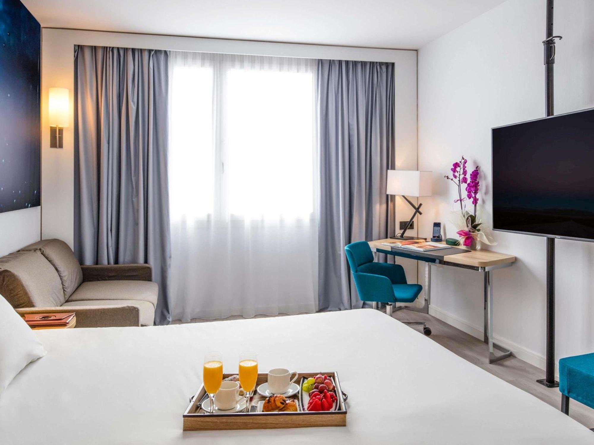 Executive Room 1 Queen Bed 1 Sofa,1729990748:JPEG