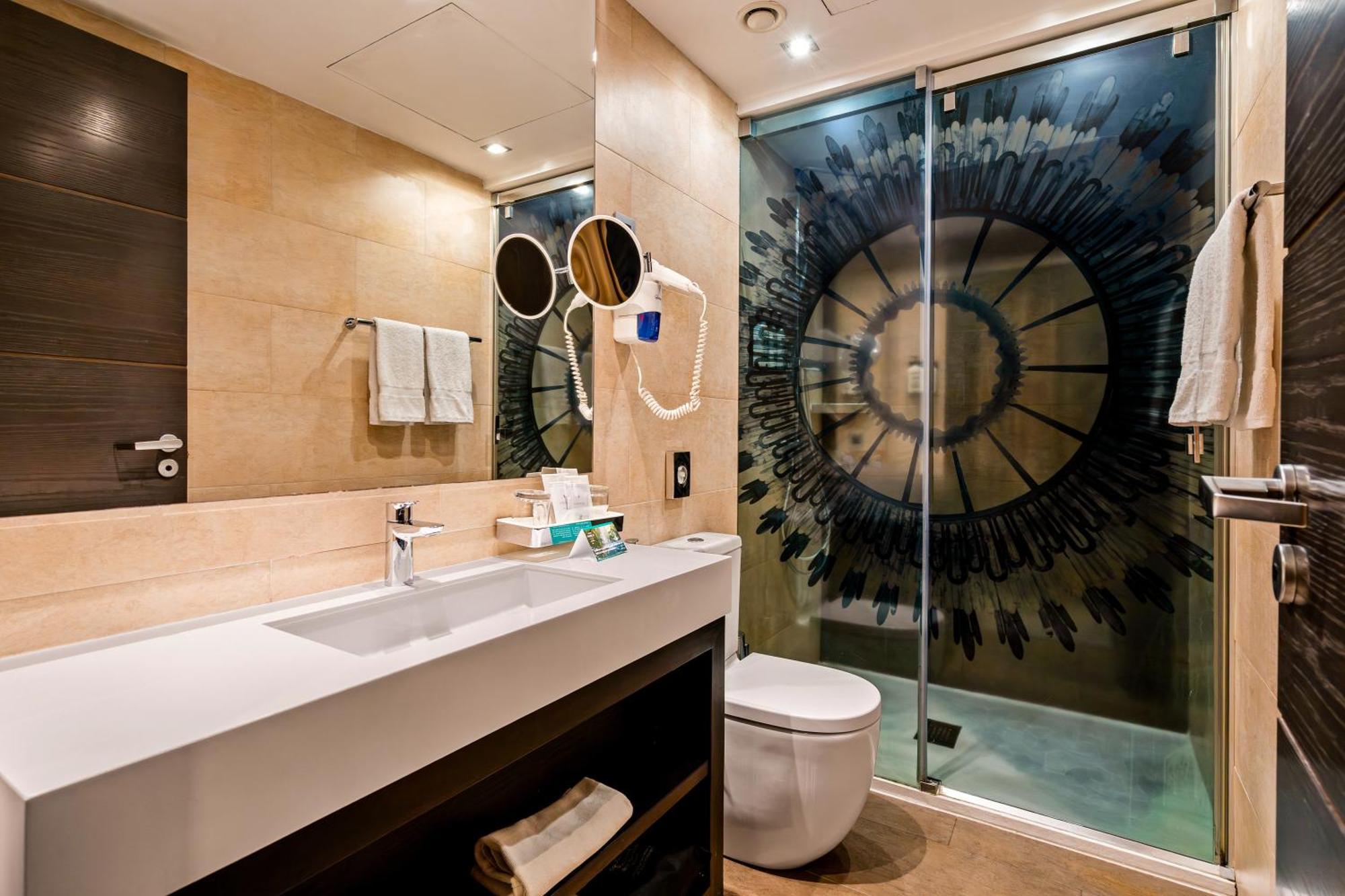 Premium Zimmer mit Kingsize-Bett und Poolblick