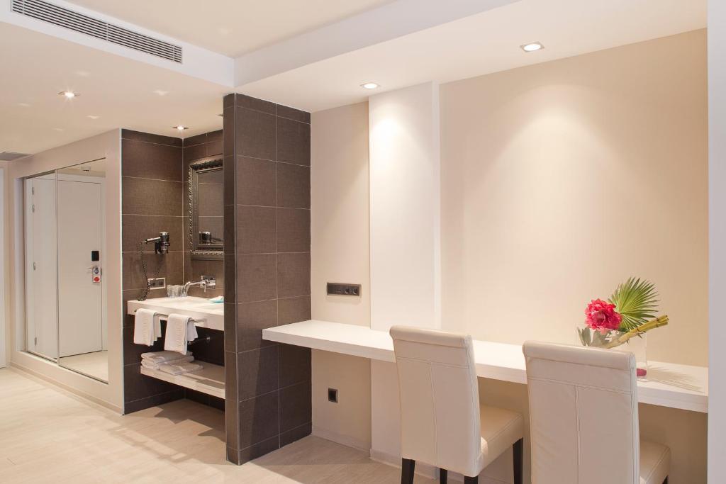 Triple/Quadruple room 2/3/4 beds with city views and spa bath