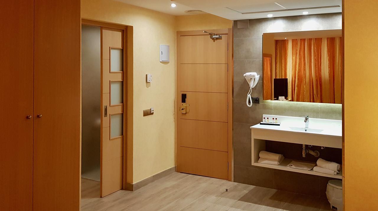 Family Room (3 Adults),1133202363:JPEG