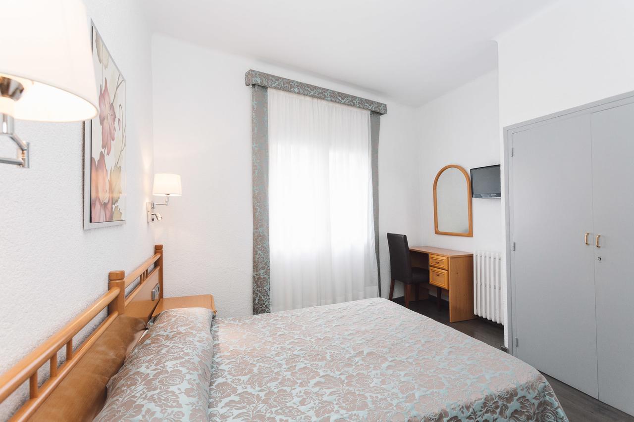 Single Room,670456386:JPEG