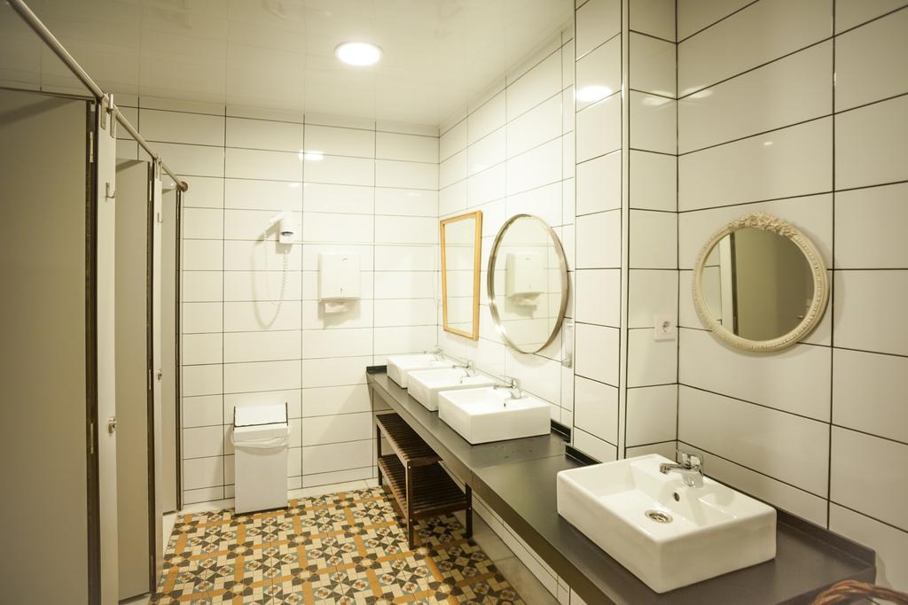 Posto Letto in Dormitorio Femminile con 12 Letti