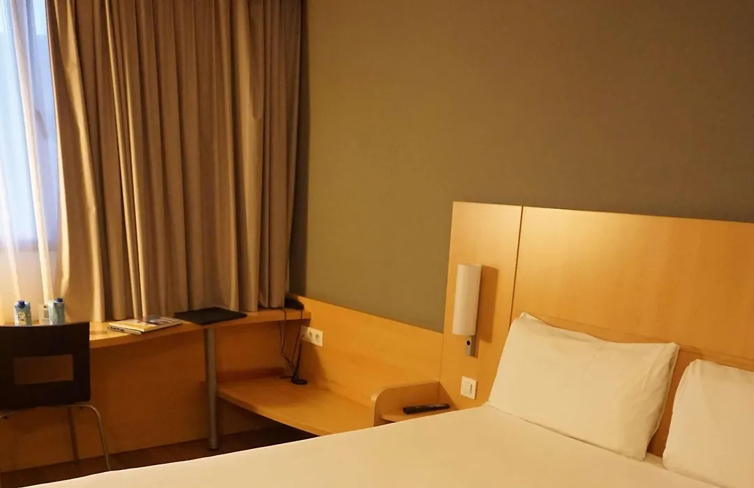 Ibis Girona-1