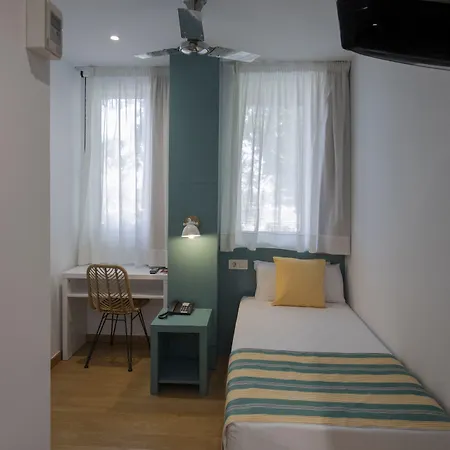 Yomo Hostal Bcn Port-3