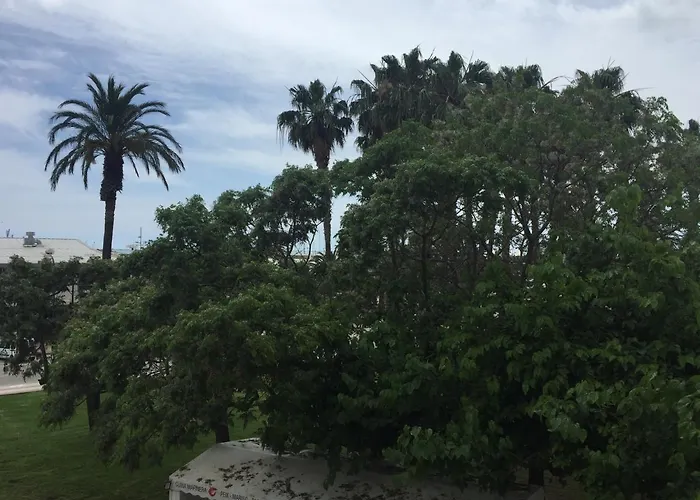 Apartamento delante del puerto deportivo .