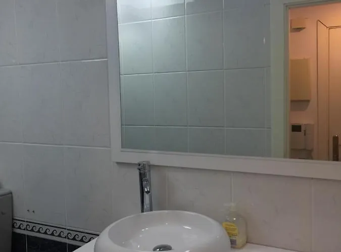 Apartamento delante del puerto deportivo .