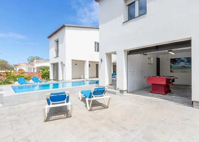 Goldhome - New House With Private Heated Pool, Parking, Wifi, Games Room