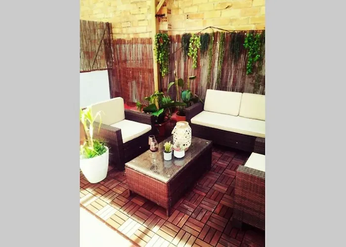 M4 Cool Terrace. 1 Min To Metro. 15 Min To Center