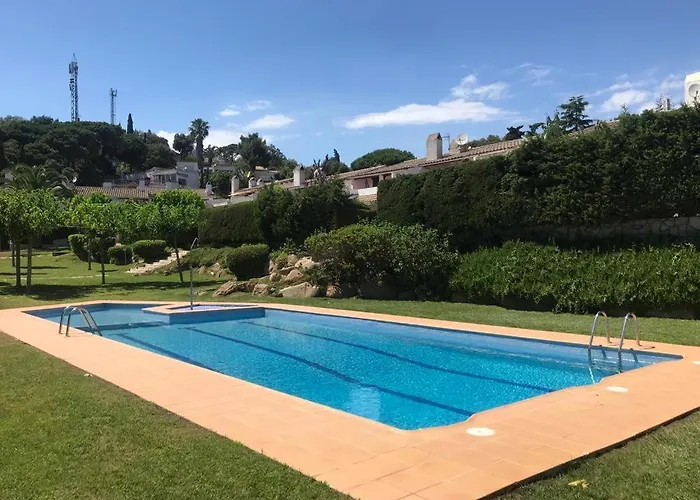 Casita blanca con fibra óptica y piscina cominutaria