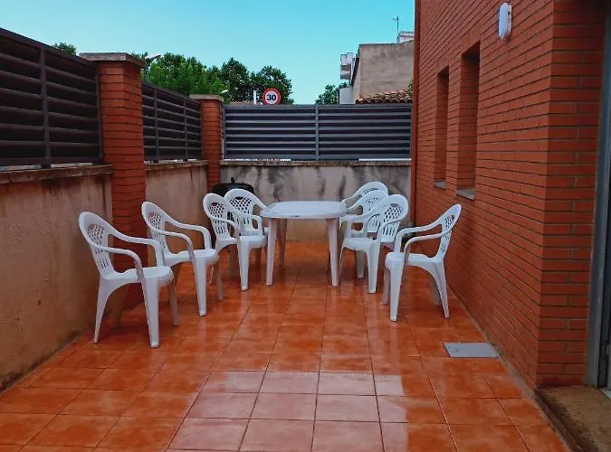 Chalet Amplio Con Jardin Y Zona Barbacoa.