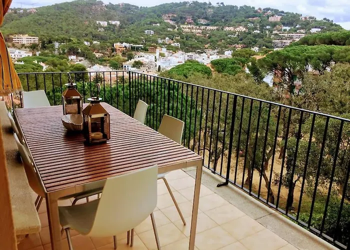 2 Story, 5 Bedroom, 3 Bath Flat, Steps From The Beach & Cliff Walk