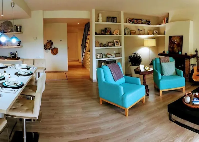 2 Story, 5 Bedroom, 3 Bath Flat, Steps From The Beach & Cliff Walk