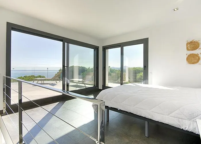 Maison Grifeu Avec Piscine Partagee Et Parking