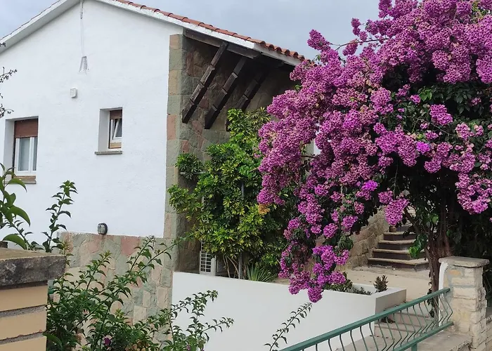 Newly Furnished Cozy House Next To The Beach