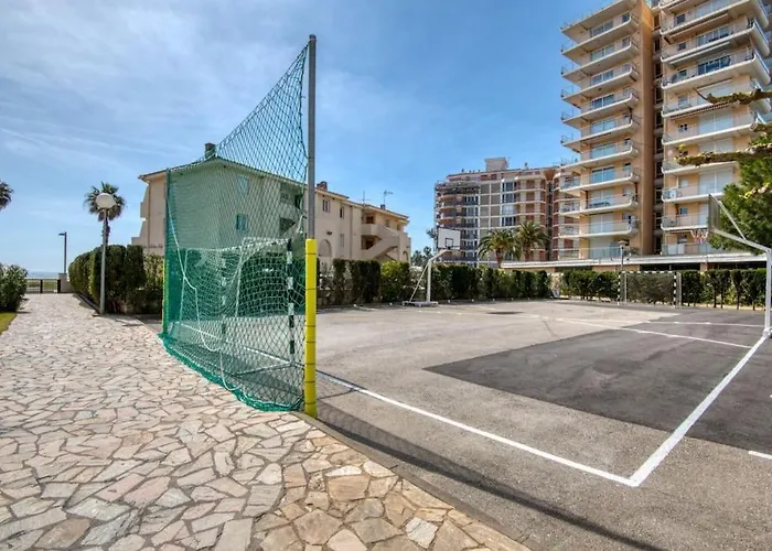 Apartamento con piscina junto a la playa