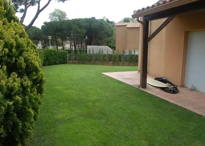 Casa con piscina a menos de 1 min de la playa. AA