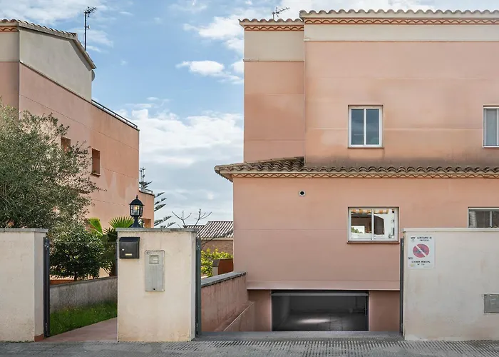 AT130 Casa con piscina privada, aire acondicionado y garaje