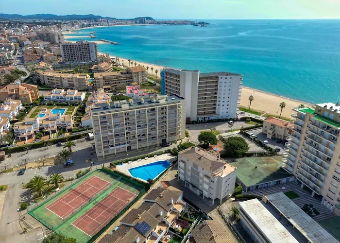Apartamento con piscina junto a la playa