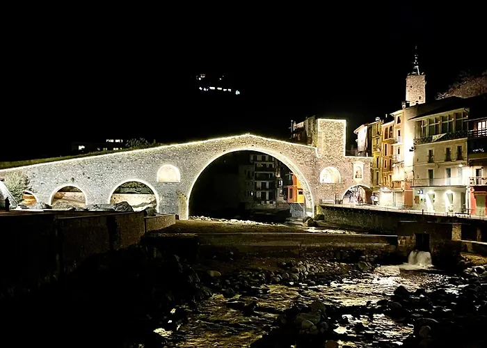 Apartamento colgante al río con vistas al puente