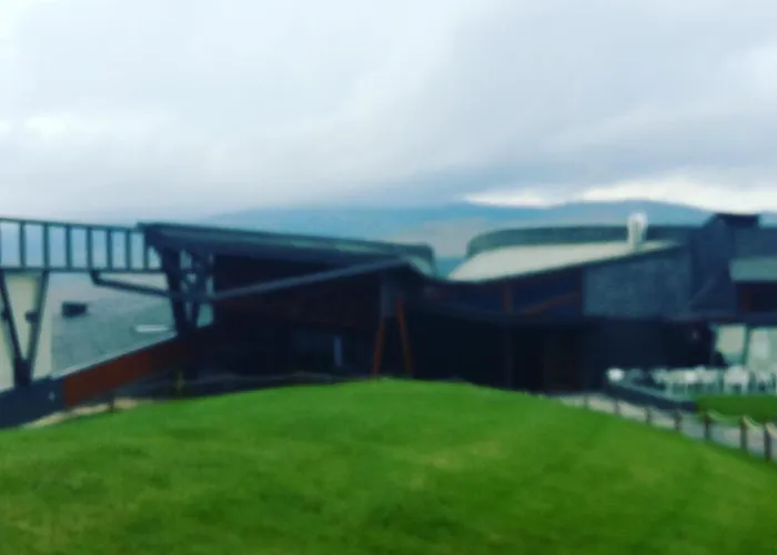 Casa de piedra y madera vistas a montañas y prados