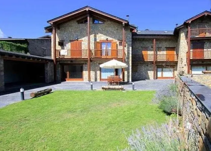 Casa de piedra y madera vistas a montañas y prados