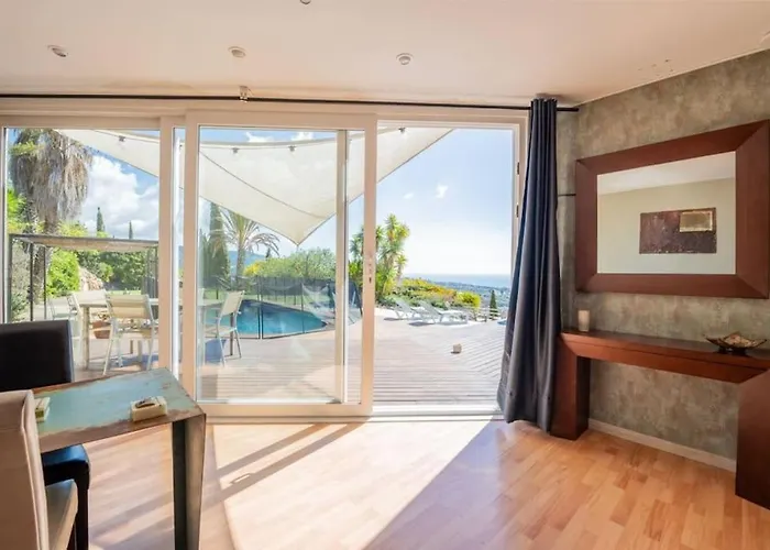 Casa Mar Blava con piscina comunitaria junto Barcelona Centro