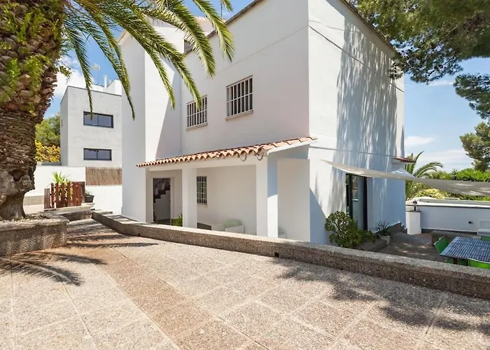 Moderna Villa Con Piscina Y Amplio Jardin