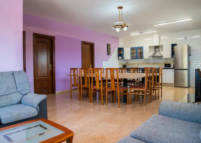 Vista Cunit Es Una Gran Casa Con Piscina, Barbacoa