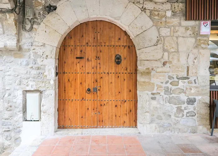 Besalú 11 Moderno apartamento con AC en la plaza