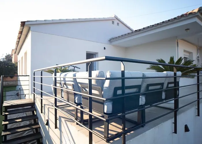 Charming New Beachside House Up To 8 Beds!
