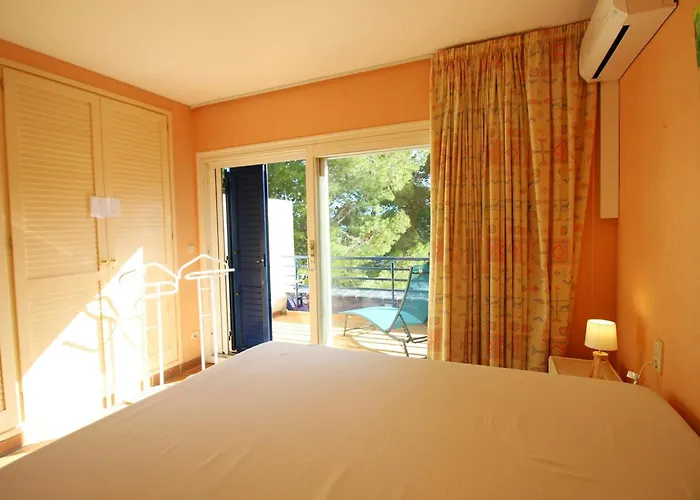 Maison Bord De Mer A Llanca Avec Acces Direct A La Plage, Terrasses Et Parking.