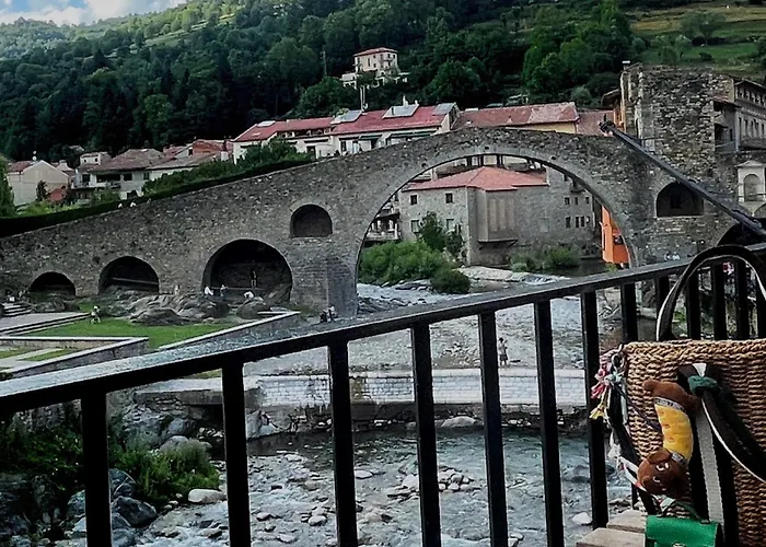Apartamento colgante al río con vistas al puente
