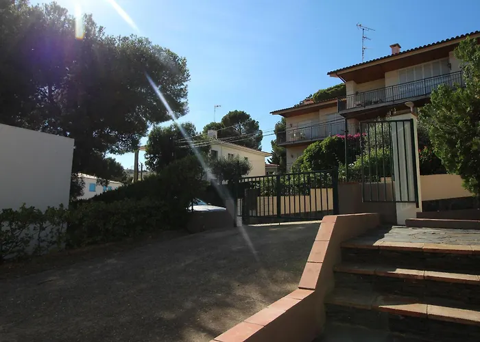 Maison Individuelle Spacieuse A 100M De La Plage Avec Jardin Prive Et Terrasses, Proche Du Port