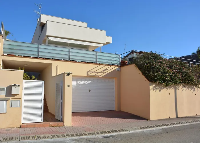 Villa Med A 2 kilometros andando de la playa, del puerto de Aguadoç y a 4 del centro de Sitges Muy Soleada todo el dia Capacidad superior a 16 personas NO REQUIERE COCHE