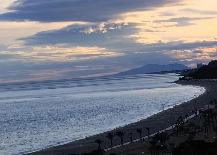 Apartamento con terraza, vistas playa y montaña