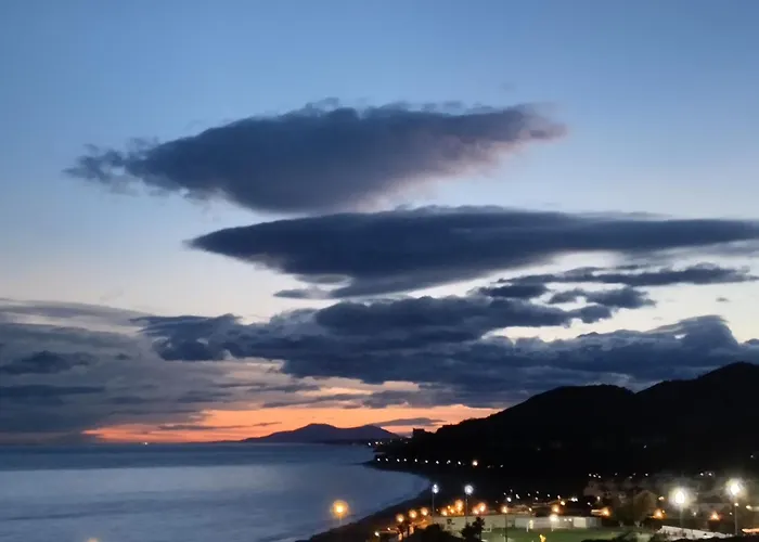 Apartamento Con Terraza, Vistas Playa Y Montana