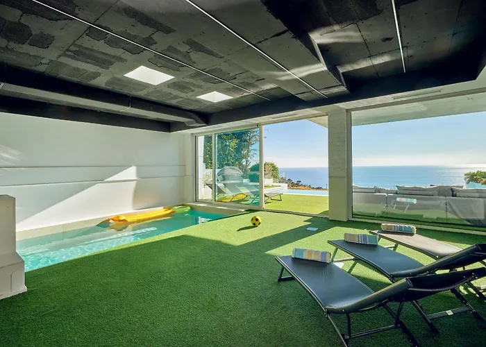 Villa in Sitges with Pool, Jacuzzi, BBQ, View, AC, 12Pax