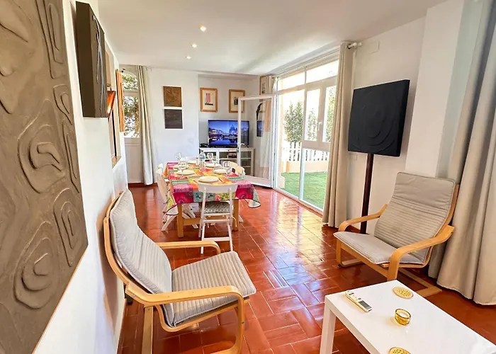 Casa Con Jardin A 40 Metros De La Playa. Vr.