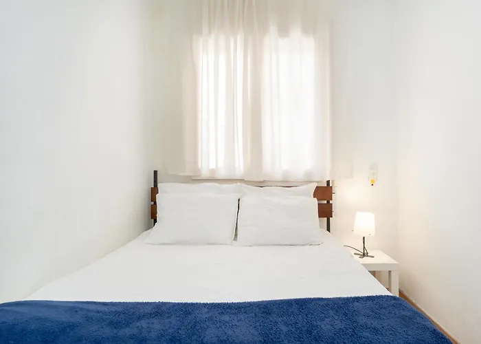 Habitaciones con baño compartido en bonito Apartamento en Badalona