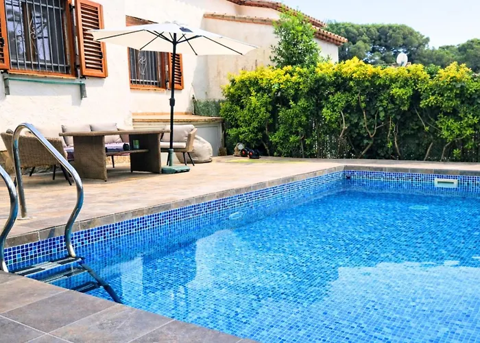 Semi-Detached House With Private Pool And Garden In Begur