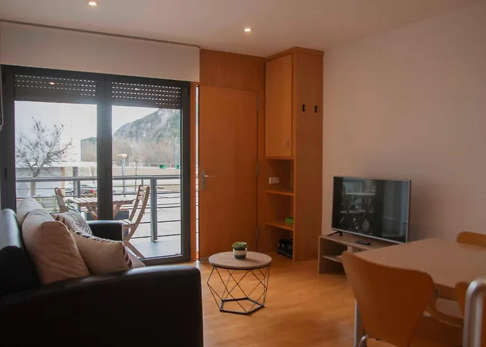 Apartamento con balcón y vistas a la montaña